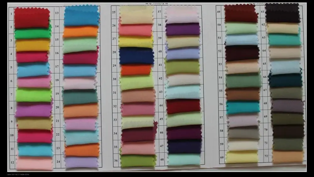 Белое блестящее вечернее платье трапециевидной формы с украшением в виде