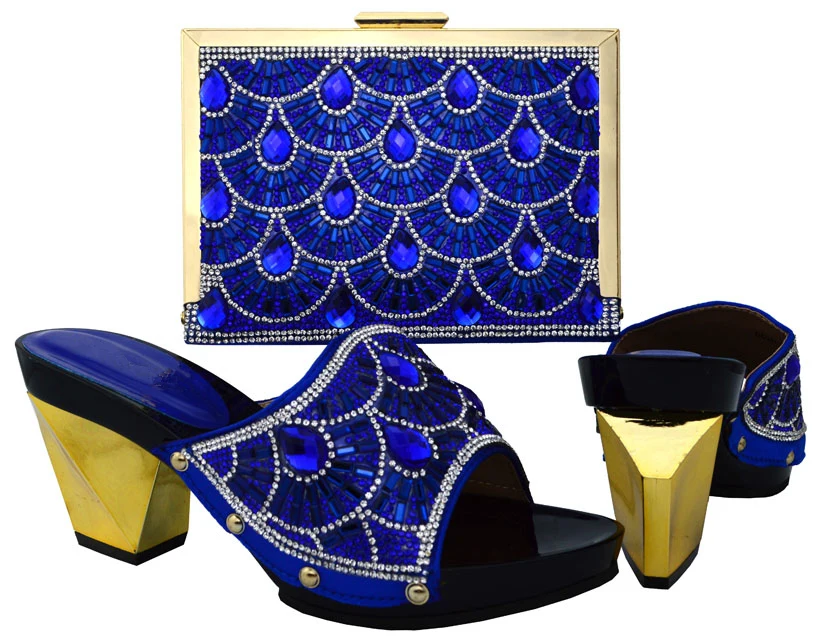 Новый комплект из обуви и сумки синего цвета украшенные стразами итальянских