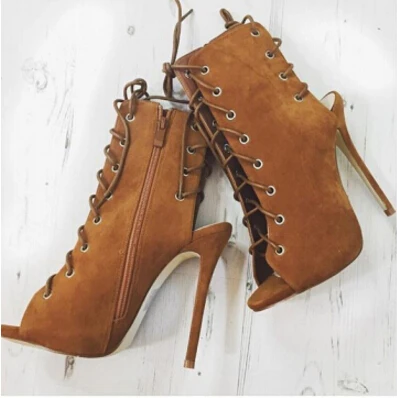 Изящные ботинки-гладиаторы на тонком высоком каблуке со шнуровкой облегающая