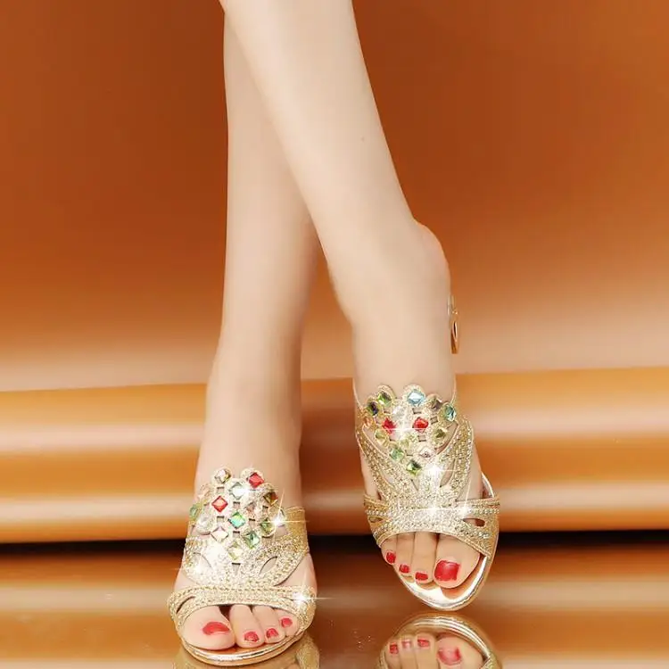 Роскошные кожаные шлепанцы золотистого и серебристого цвета женские шикарные