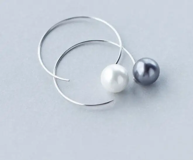 1 пара элегантных полукруглых сережек с черными/белыми жемчужинами