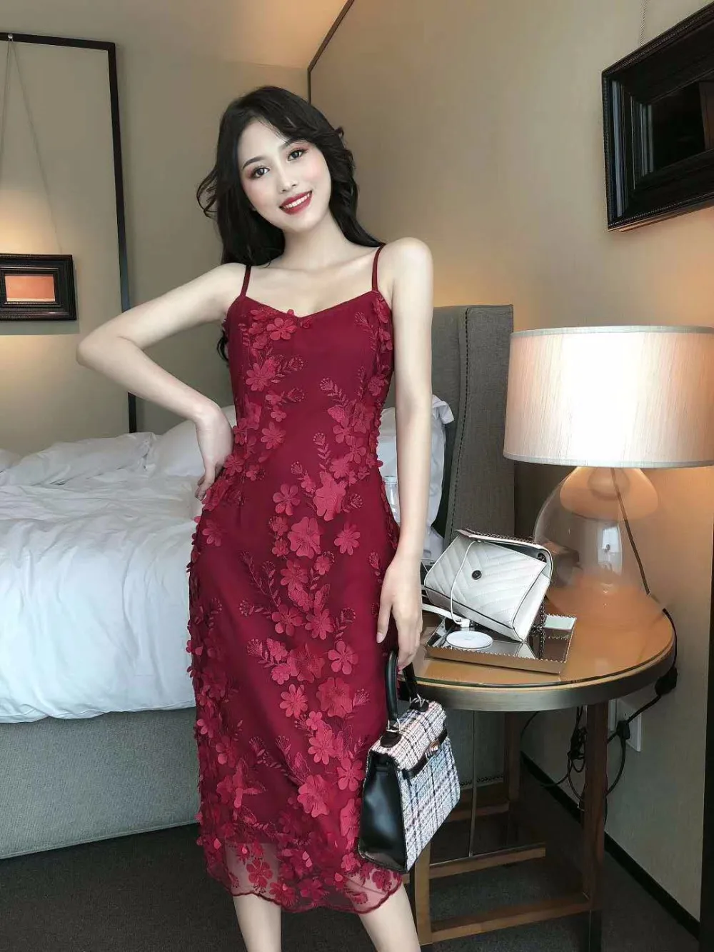 Женское платье с открытой спиной кружевное без бретелек разрезом и цветочным