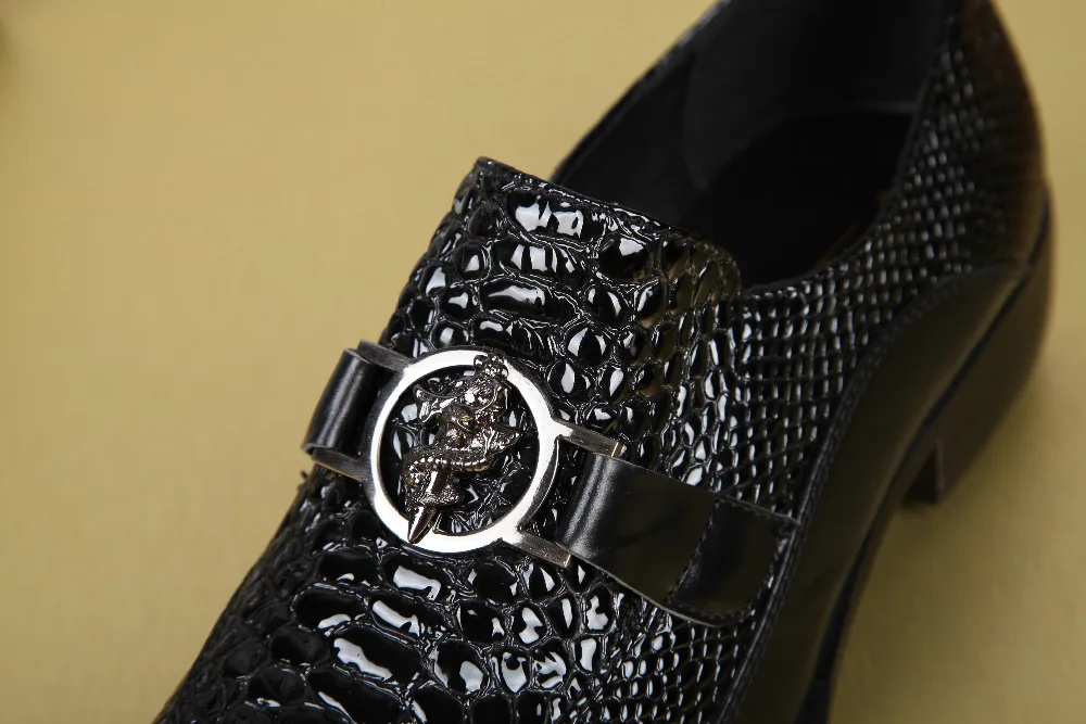 2017 г. Хит продаж черные мужские туфли без шнуровки с украшением в виде медали