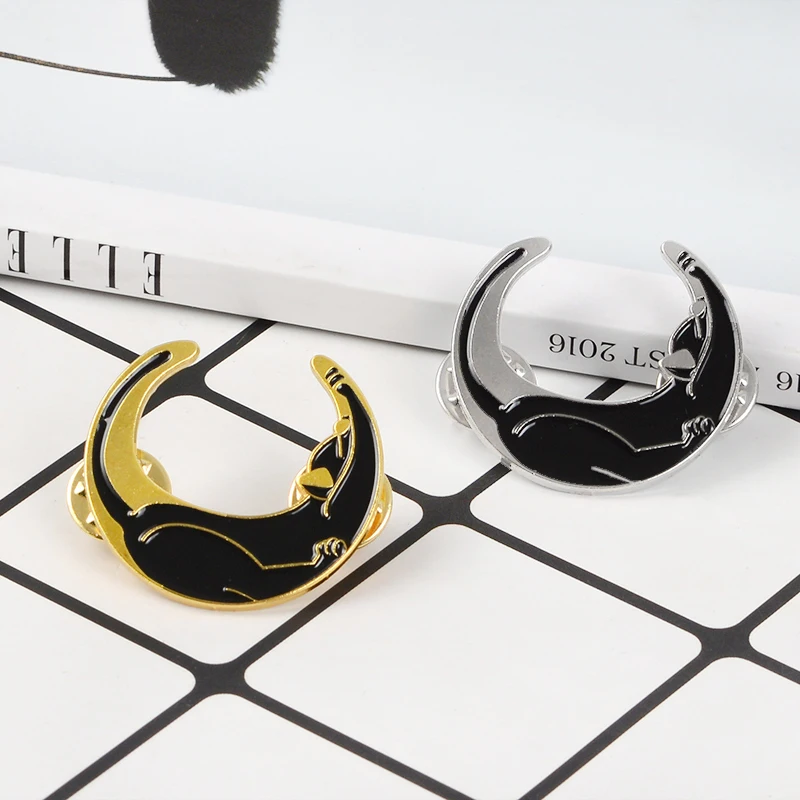 Эмалированная брошь в форме ленивого черного кота лежащего полумесяца