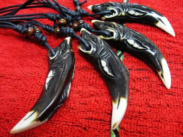 12 шт. имитация кости яка вырезка подвеска Акула кулон ожерелье из деревянных