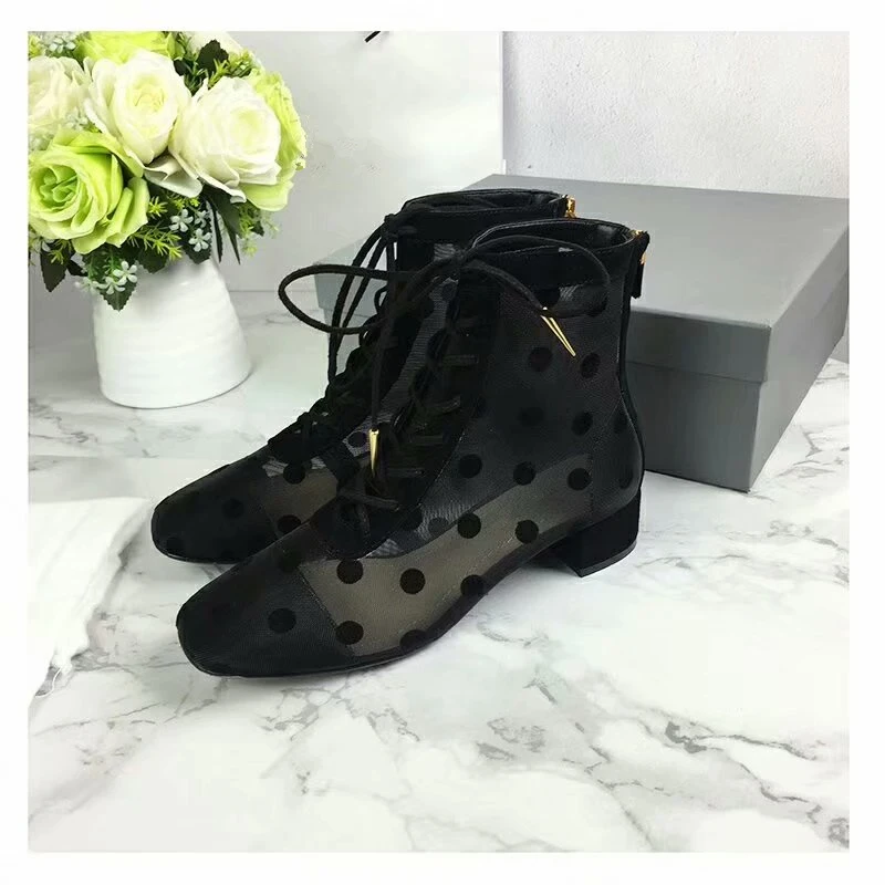 Пикантные женские ботильоны черного цвета с модным принтом оборками на шнуровке