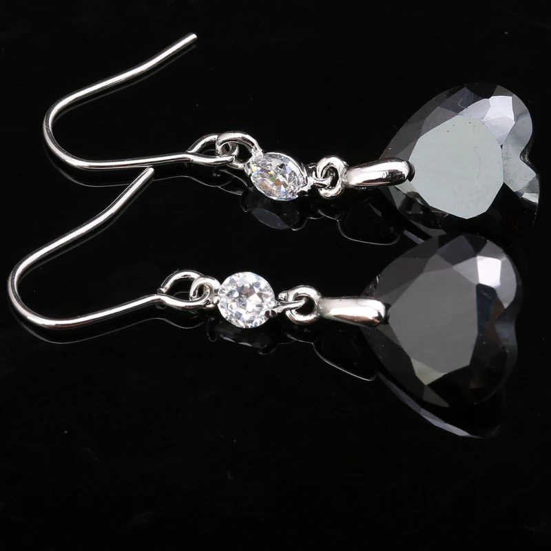 Очаровательные серьги подвески с черным ониксом и серебряным покрытием