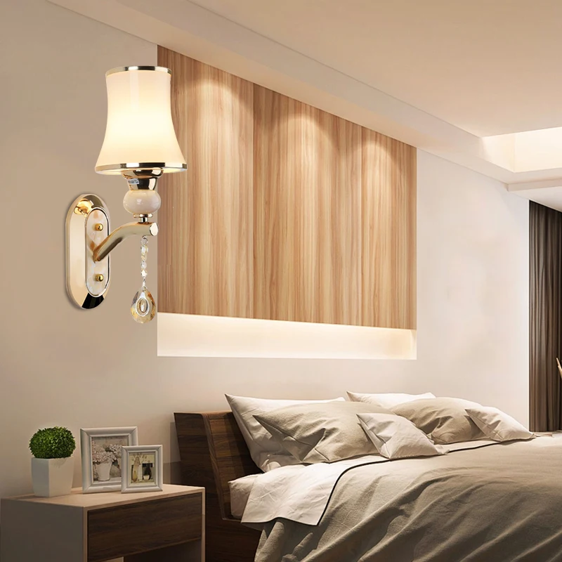 Современный новый настенный светильник из металла и стекла в художественном