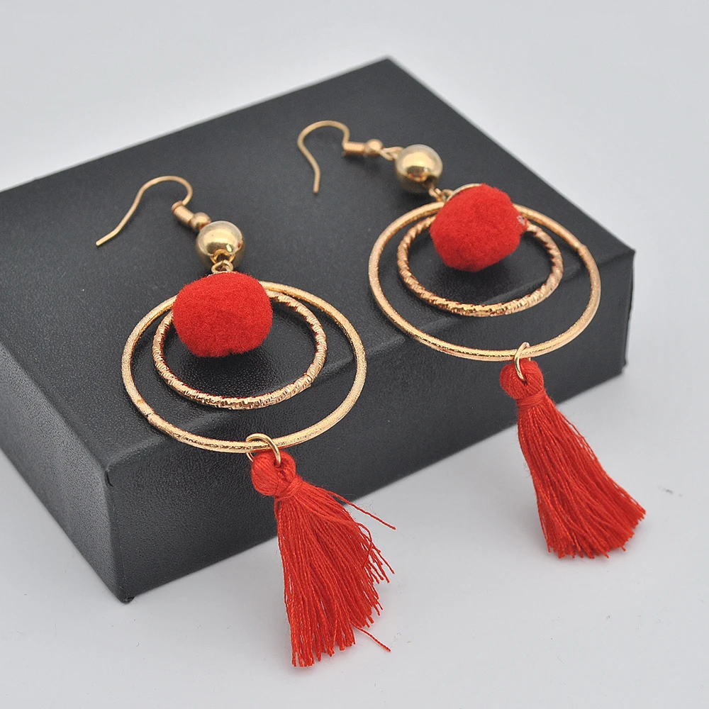 Новые модные серьги помпоны большие золотые круглые бусины длинные с кисточками