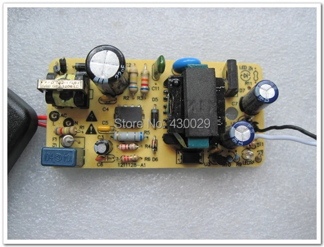 50pcs Universal AC 100-240V to DC 12V 1.5A Converter Adapter 2.5mm / 2.5*0.7mm Charger Power Supply Adapter EU US with Filter