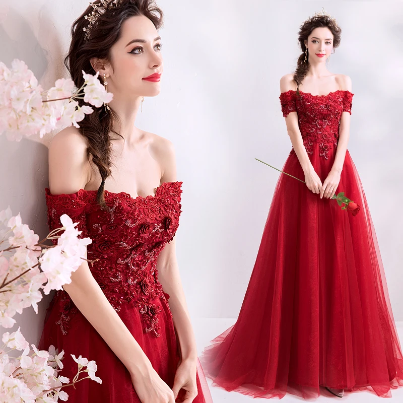 Женское вечернее платье с объемными цветами красное длинное открытыми плечами