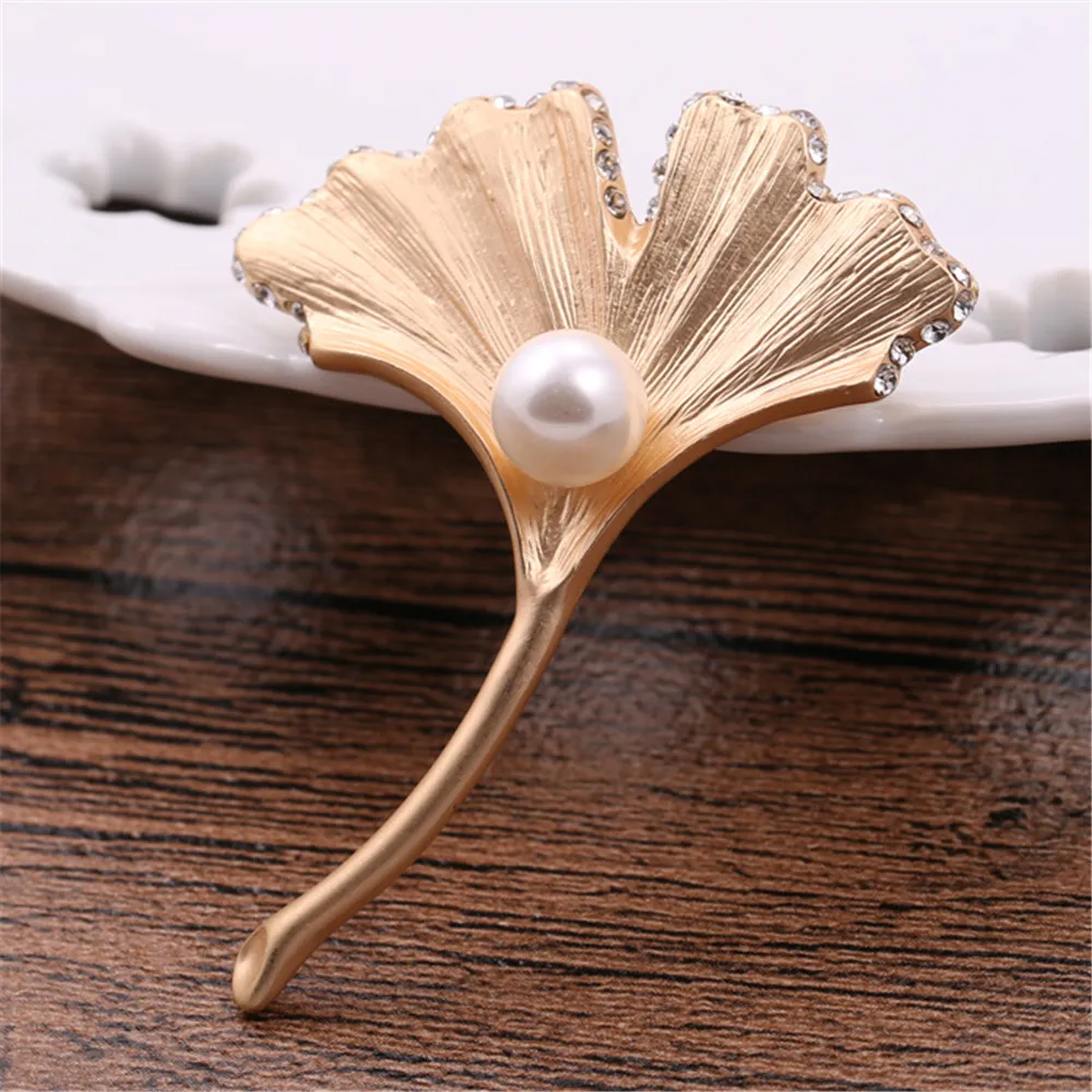2020 new Japanese and Korean fashion matt gold inlaid semi-precious stones imitation pearl ginkgo delicate brooch | Украшения и