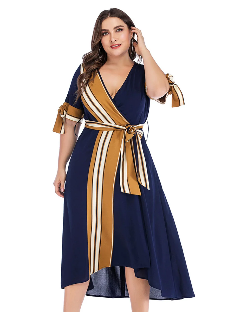 Женское платье с поясом для отпуска в полоску контрастного цвета глубоким v