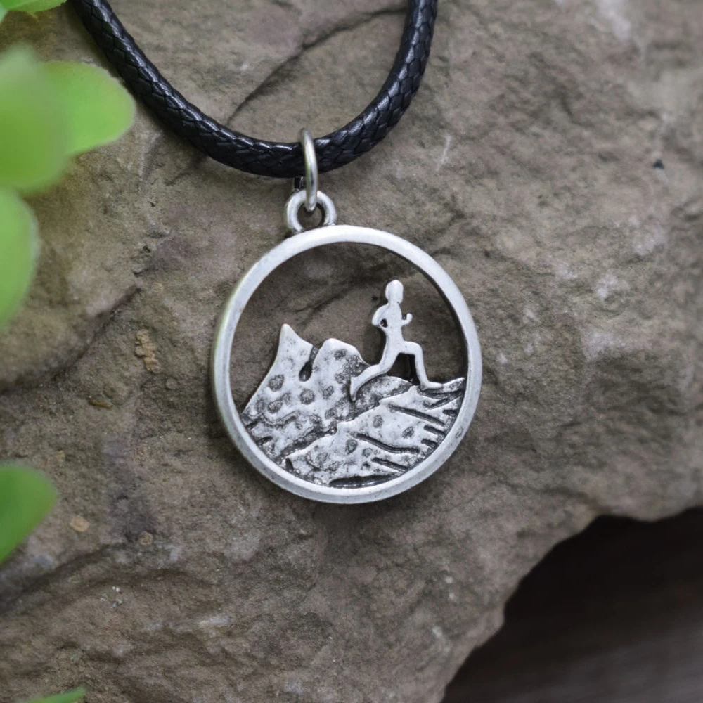 SanLan A Boy Runner Round Charm running Pendants Snowy Mountain Necklace Hiking Outdoor Travel Jewelry Mountains Climbing Gifts | Украшения