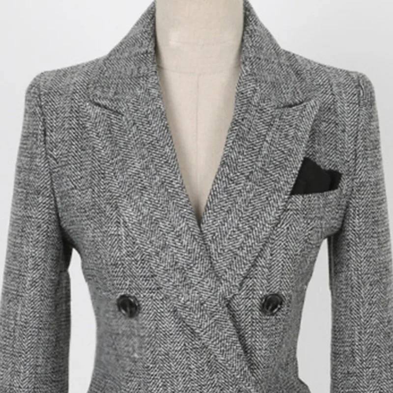 Женский брючный костюм в офисном стиле темно-серый двубортный облегающий