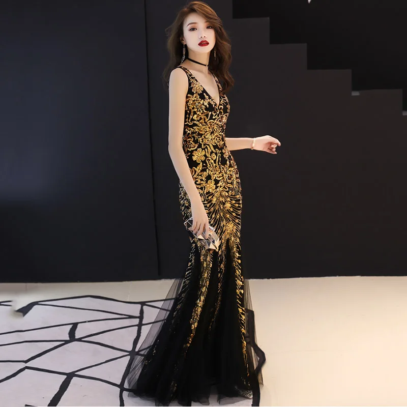 Золотистое платье с блестками глубоким v образным вырезом без рукавов длинное