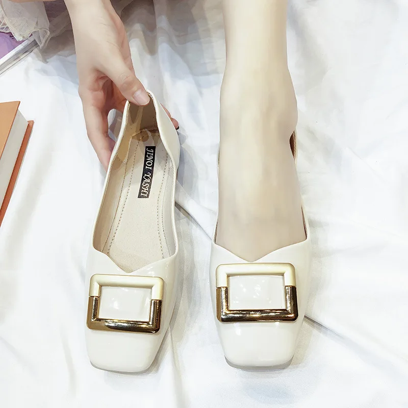 Женские кожаные туфли новинка весны 2019 модные с закрытым носком и металлической