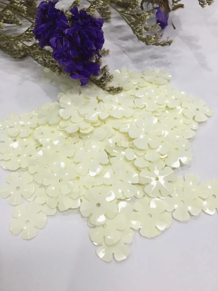 

500pcs/lot Flower Sequins 14mm PVC Decoration Sewing DIY Wedding Craft Scrapbook For Clothing Creamy White Beige