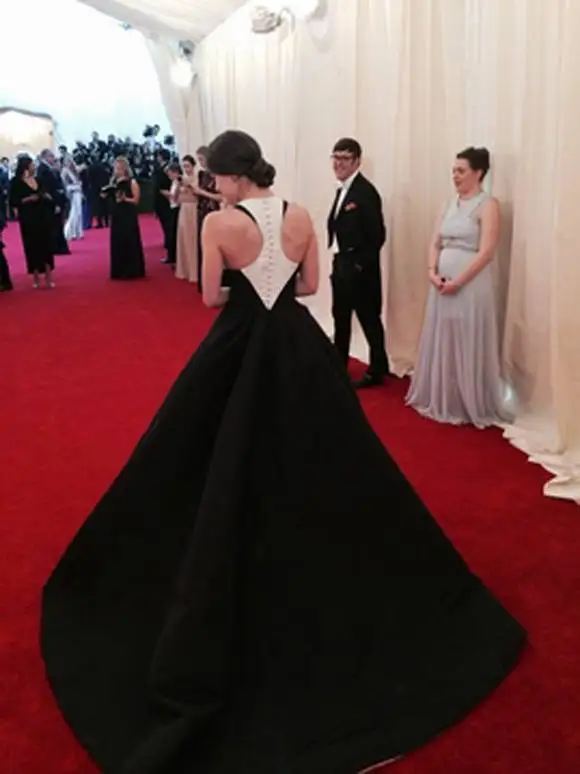 Hailee Seinfeld Met Gala Red Carpet Атласное Бальное платье О Образным Вырезом Без Рукавов Сращивания для Особых Поводов Платье Платье Знаменитости
