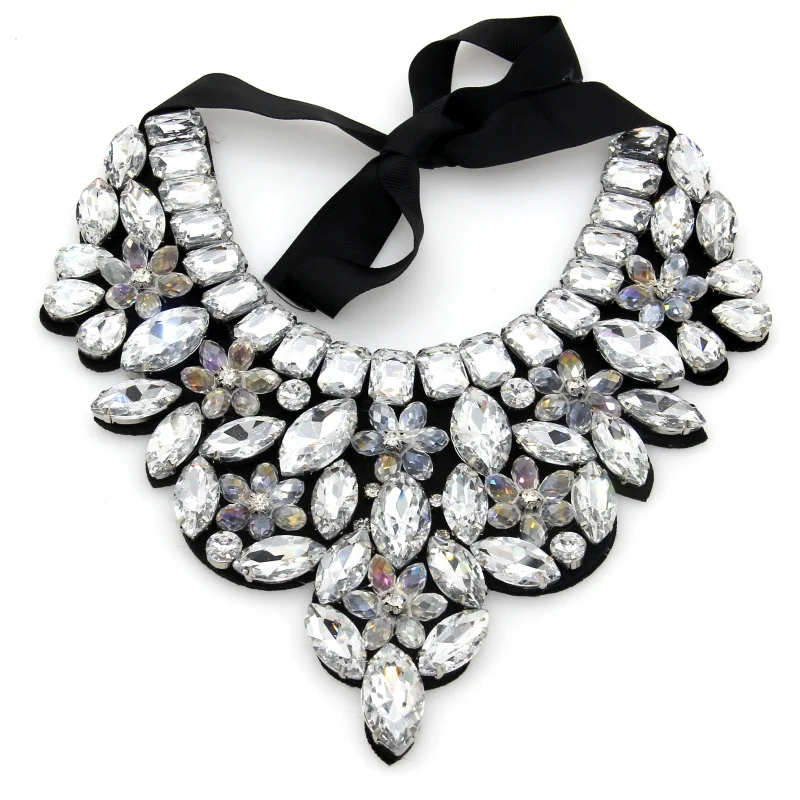 Женское вечернее платье идеально подходит аксессуары массивные ювелирные