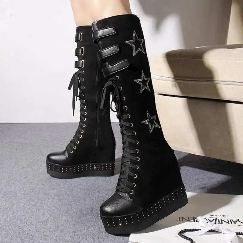 Женские сапоги до бедра на скрытой танкетке в стиле панк замшевые платформе со