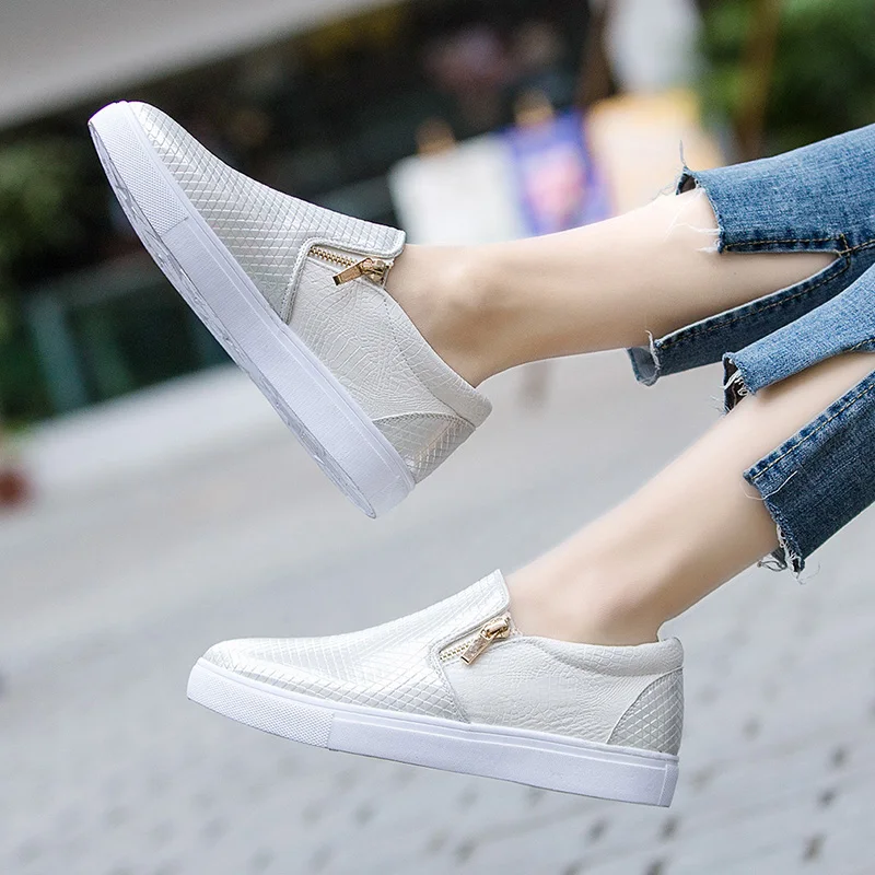 Женские кожаные лоферы на плоской подошве белые Нескользящие серые туфли молнии