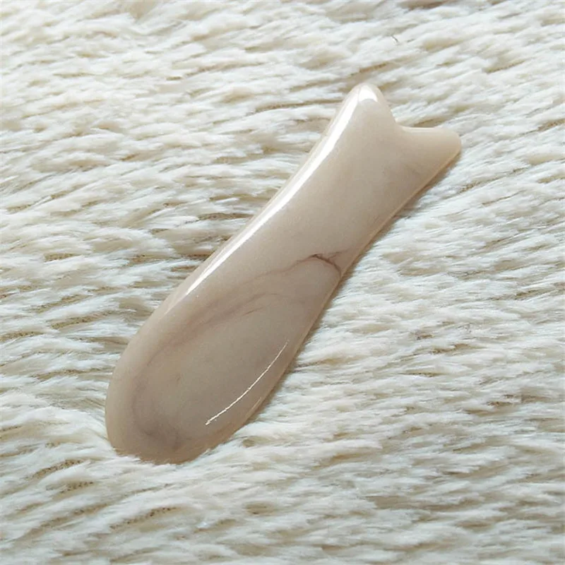 Milky Натуральная смола Guasha Gua Sha доска скребковые доски для массажа лица красота забота о здоровье способствует циркуляции крови в форме рыбы - Цвет: Milky