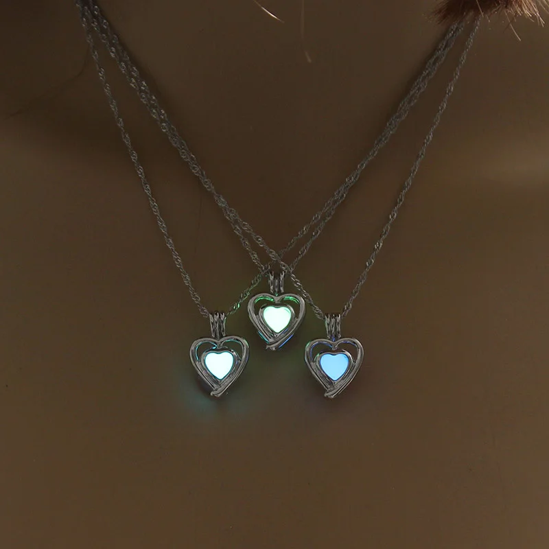 Three Colors Are Available Glowing In the Dark Necklace Jewelry For Women Hollow Heart Luminous Necklace Pendant Wholesale GiftS