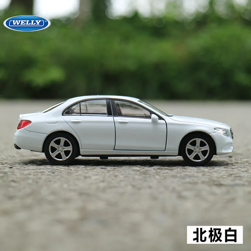 Бесплатная доставка модель игрушечного автомобиля 1:36 Benz E class из сплава с