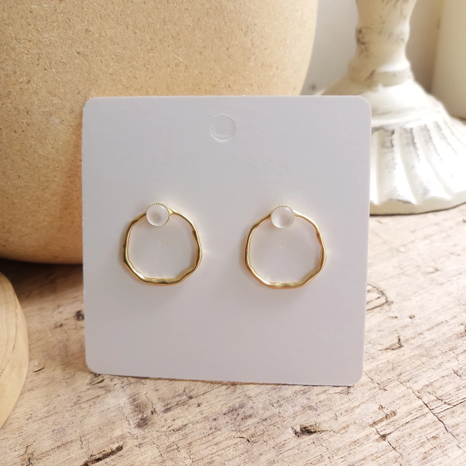 Женские серьги гвоздики золотистого цвета с геометрическим рисунком