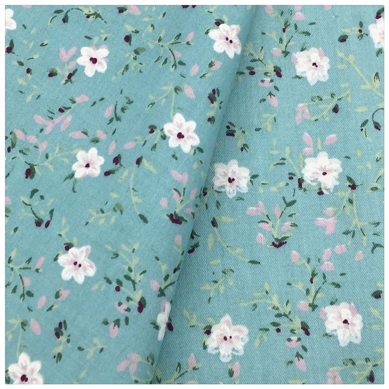 Саржевая хлопчатобумажная ткань с голубым цветочным принтом четверть пучка