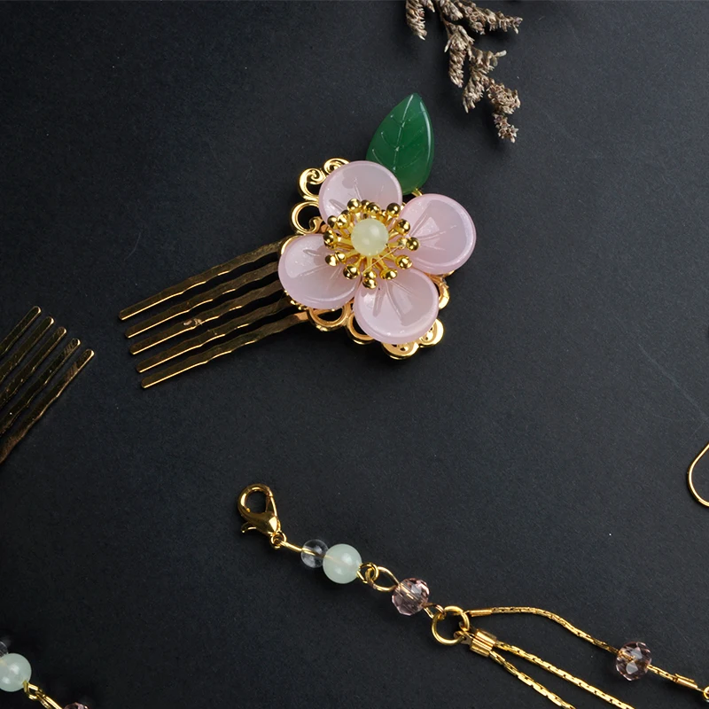 

Antique jewelry by hand using hanfu cheongsam and deserve to act the role of classical dovetail guzheng headdress