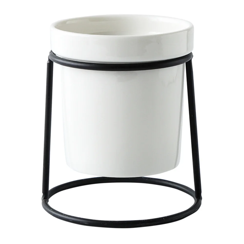 Простой керамический цветочный горшок для растений с железной стойкой держатель