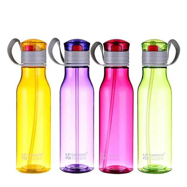 Новая простая пластиковая бутылка для воды лимонного сока студентов не содержит