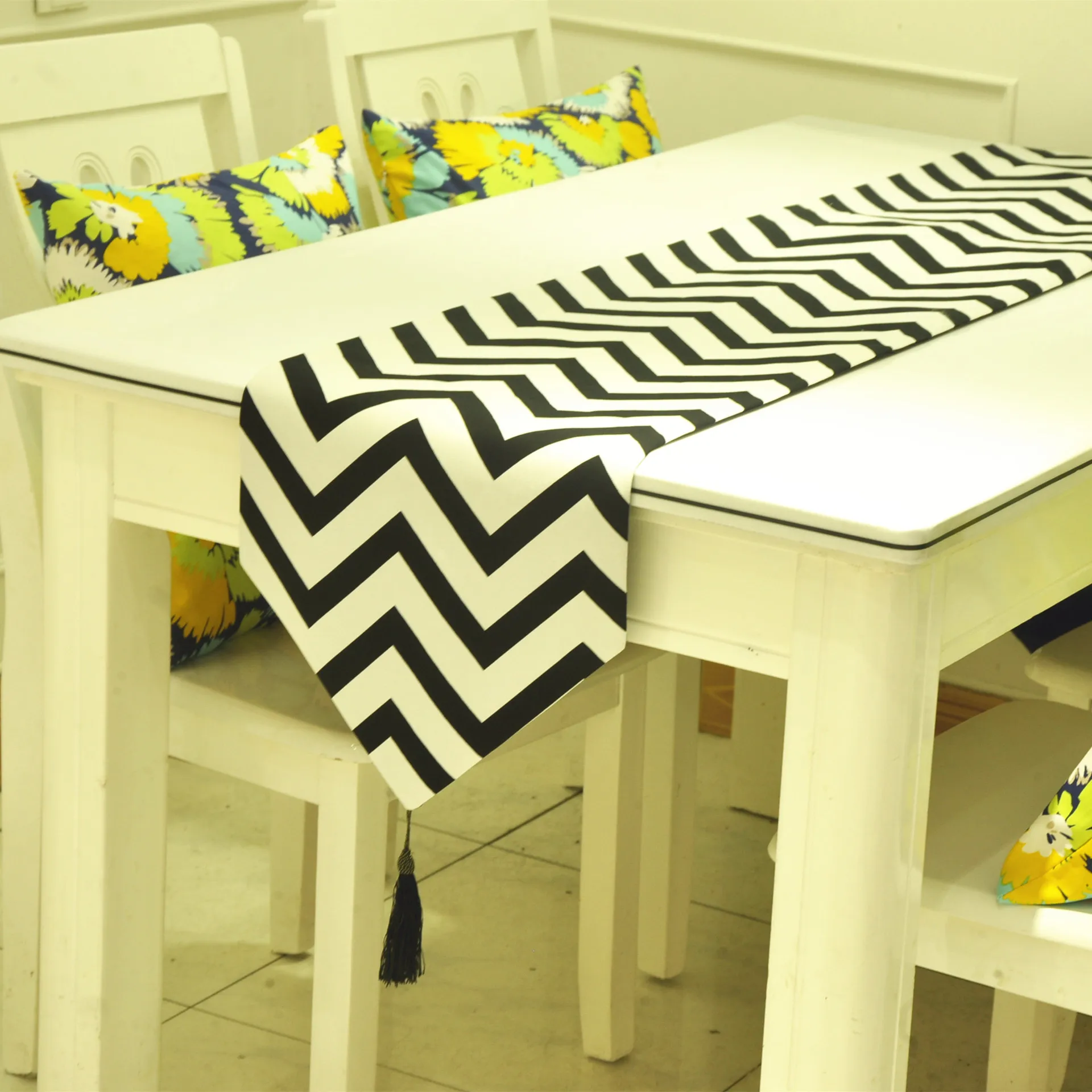 

European and American modern black and white geometric water wave pattern table runner table cloth