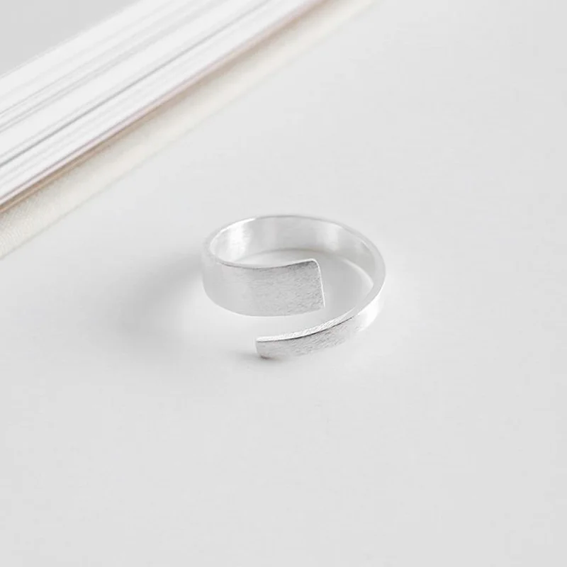 Женское матовое кольцо с геометрическим орнаментом из серебра 925 пробы