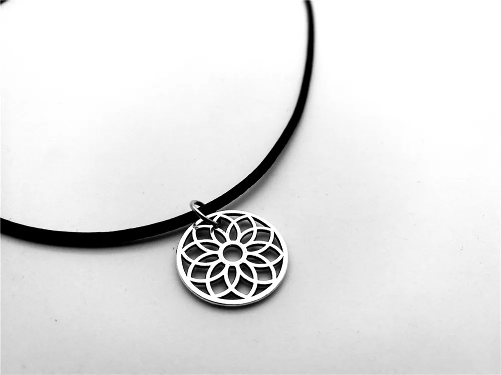 

Floral Fun Daisy Leather Rope Necklaces Simple Hollow Rose Sun Flower Petal Necklace Metal Sunflower Lotus Necklace jewelry