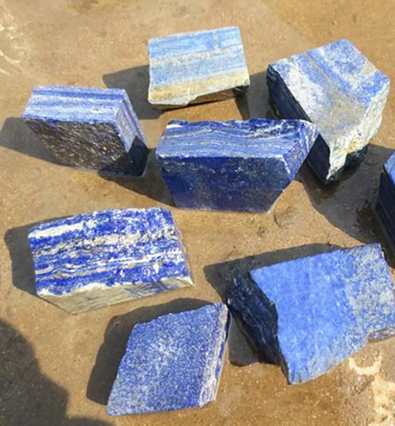 Натуральное сырье из синего камня.