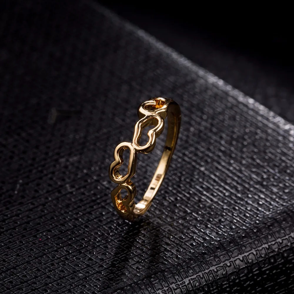 Модные кольца средней длины с сердечками закрытым носком золотистого цвета