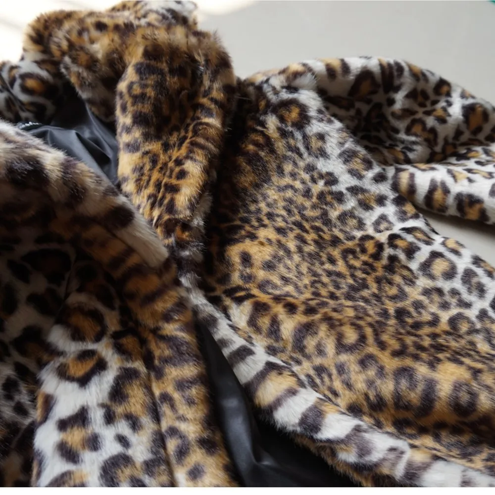 Женское длинное пальто из искусственного меха розового и красного цвета с