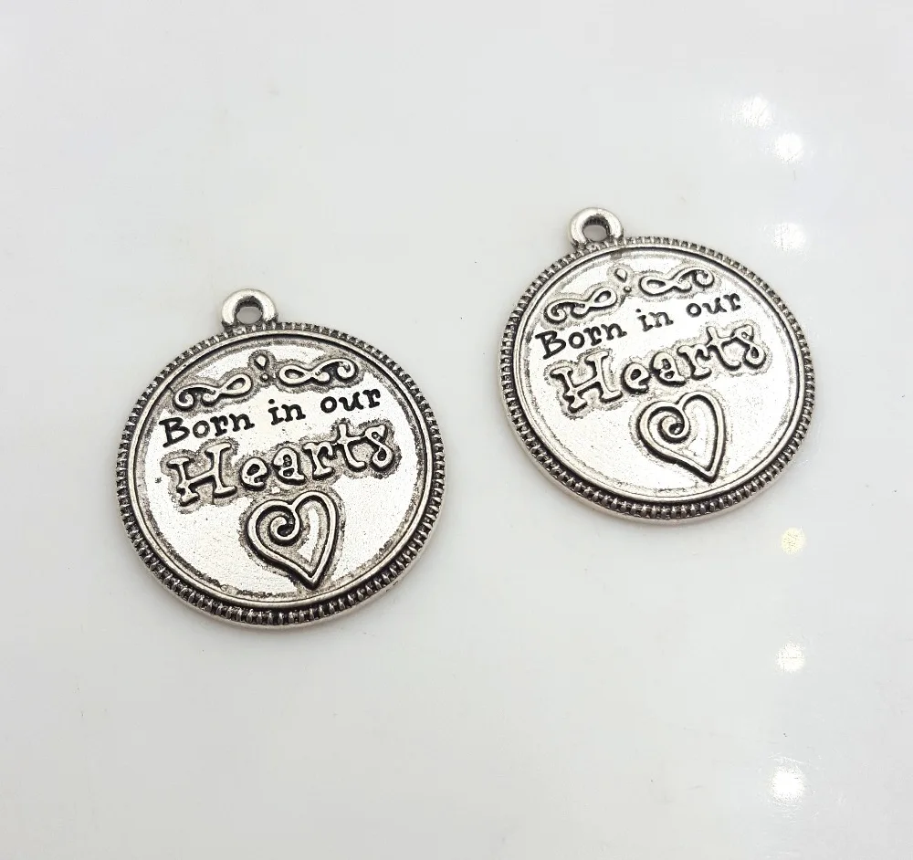 

20 шт./лот 25 мм старинный серебряный цвет сплав металлический диск тисненый надпись Born in our Hearts Подвеска для DIY ювелирных изделий