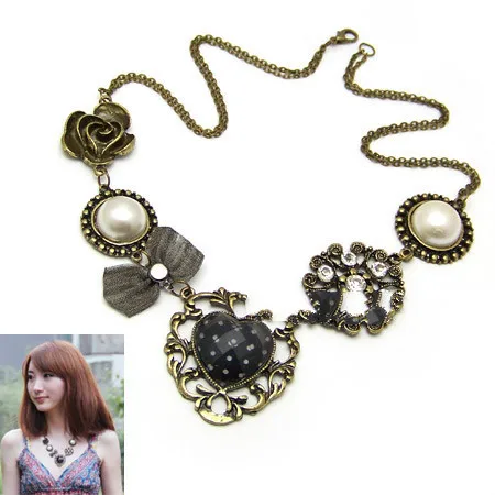 

European Alloy Retro Luxurious Sweet Pearl Hollow Peach Heart Pendant Clavicle Necklace Sweater Chain Jewelry