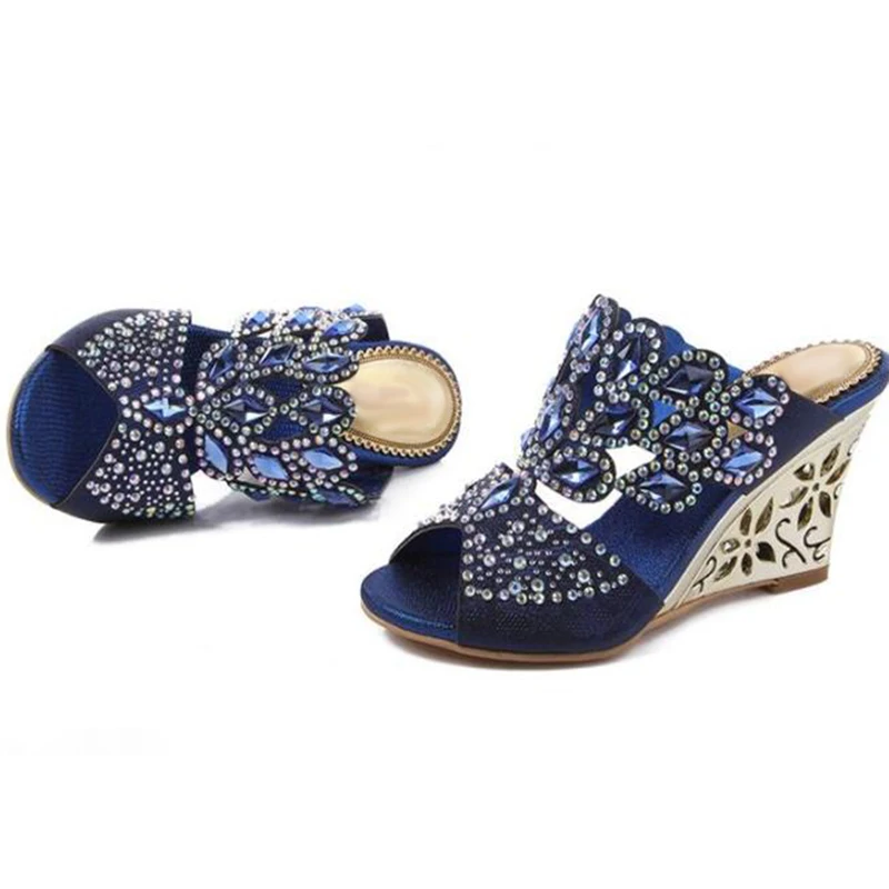 Женские босоножки из натуральной кожи на танкетке с открытым носком со стразами