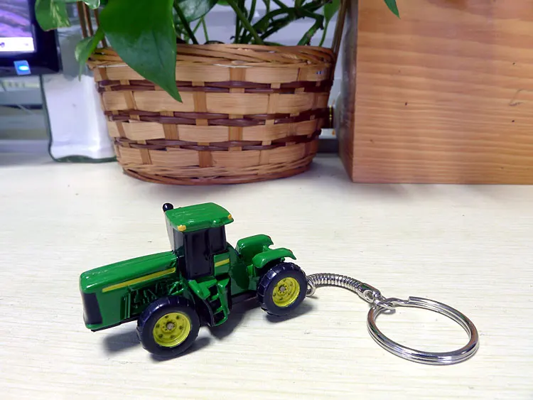 Брелок Deere 9630 в виде трактора креативный подарок подвеска для сумки золотой