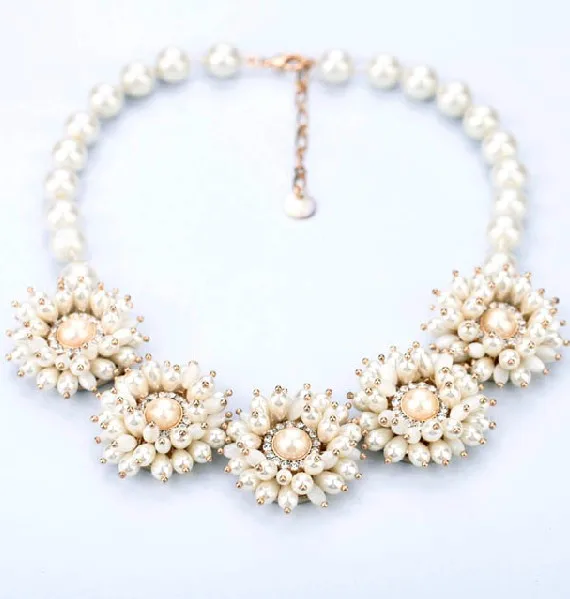 Женское массивное ожерелье с искусственным жемчугом и цветами из растений