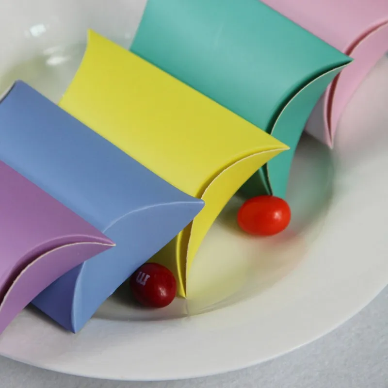 

100Pcs/lot Paperboard Pillow Boxes Candy Box Wedding Party Favors and Gifts Boxes for Guests Xmas Decorations Free shipping