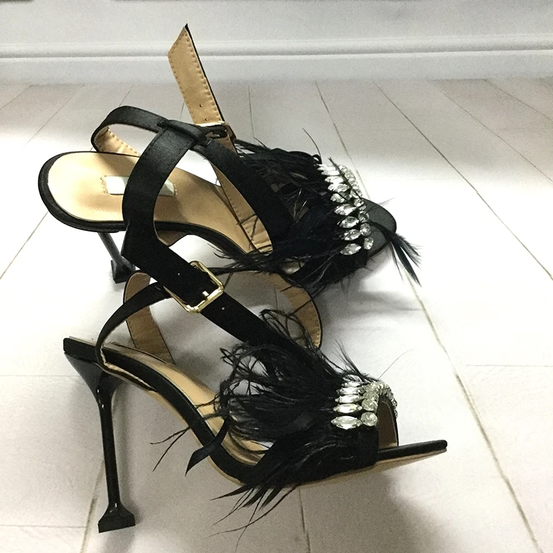 Популярные брендовые сандалии украшенные перьями Сезон лето Босоножки на
