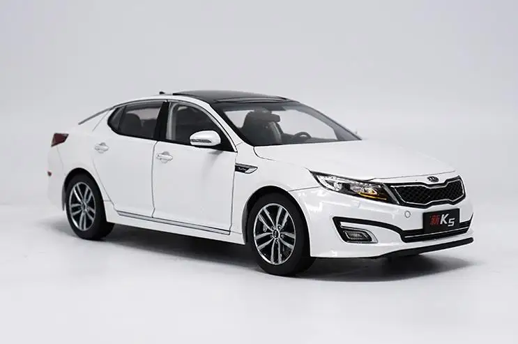 Белый Высокая имитация KIA K5, оригинальная усовершенствованная коллекция моделей 1: 18 игрушечных автомобилей из сплава, литая металлическая модель автомобиля - Цвет: Белый