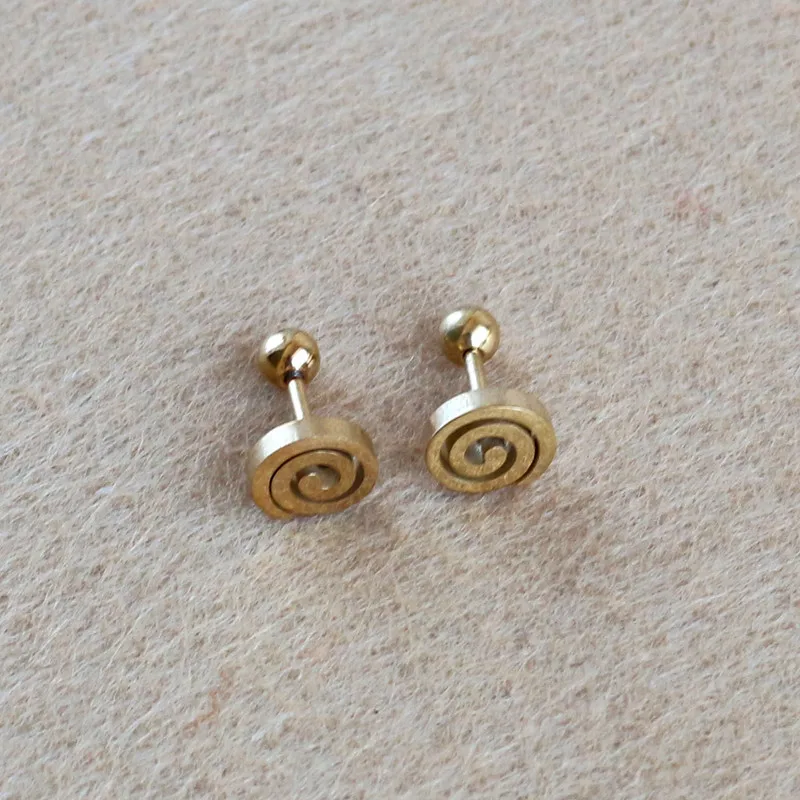 Титановые позолоченные серьги-гвоздики с винтовой застежкой 8 мм блестящие