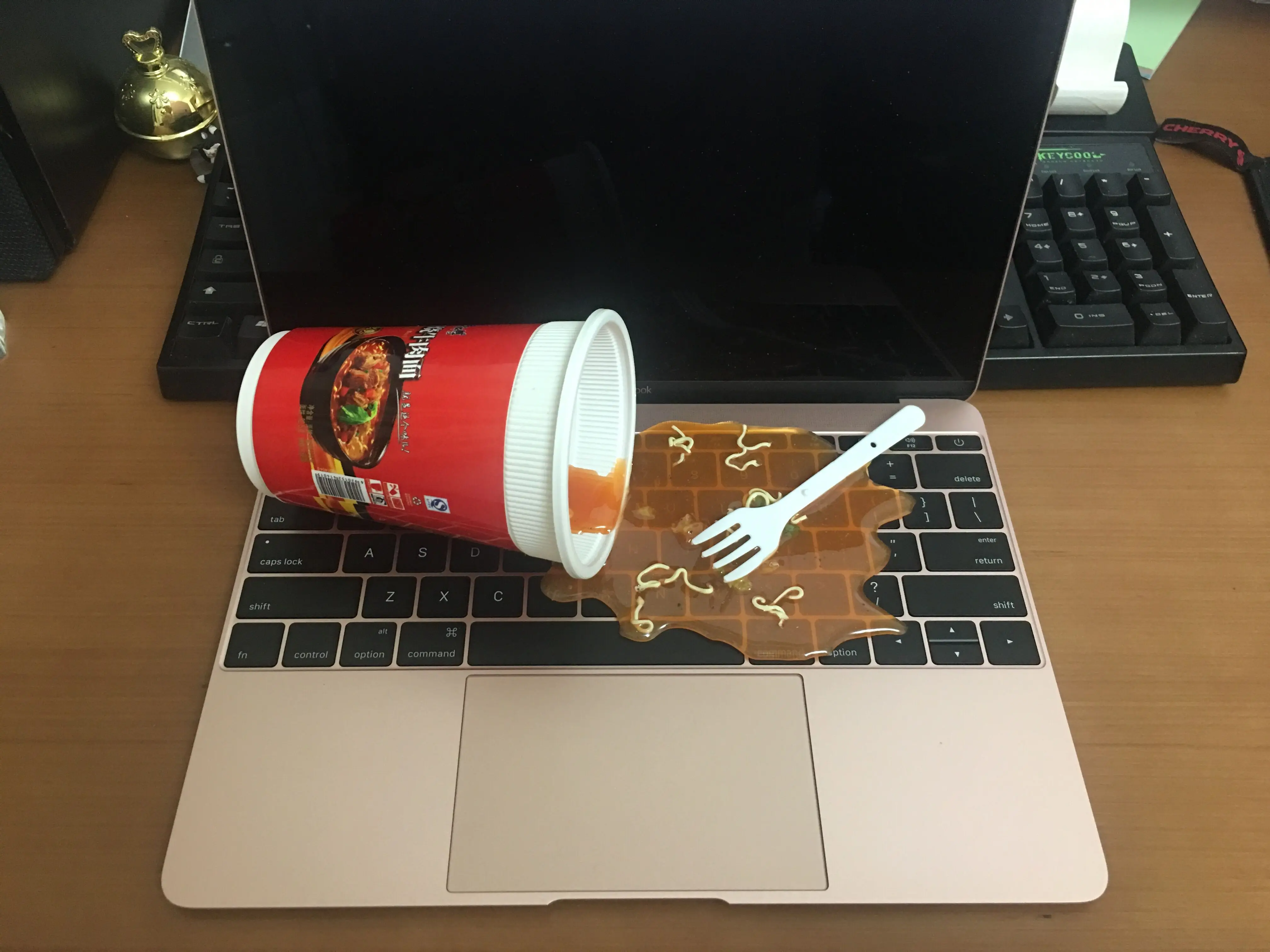 instant noodles Забавный пластиковый "перевернутый стаканчик" шалость игрушки злой спелый шутка ручная работа перевернутая чашка гаджеты телефон кронштейн игрушка твист подарок - Цвет: instant noodles